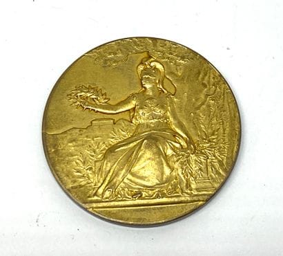 
Médaille en vermeil ornée d'une femme à...