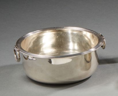 Casserole en argent uni à anses amovible.

Poinçon...