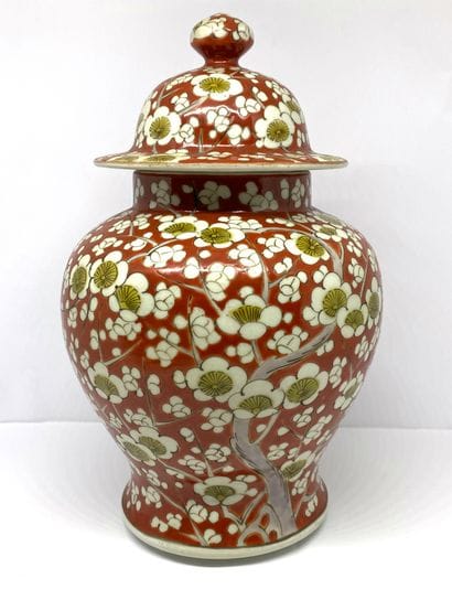 Pot couvert en porcelaine à motif de fleurs...