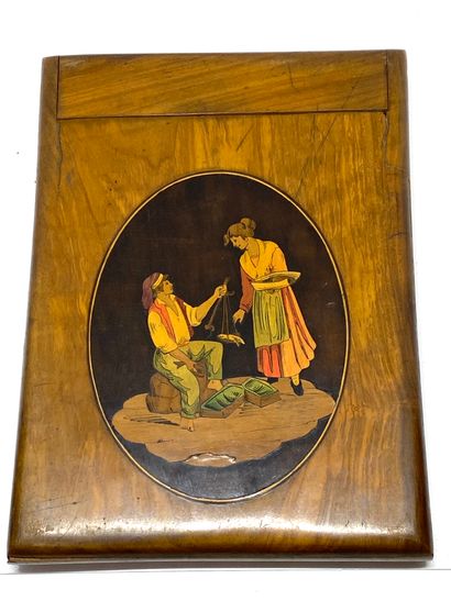Miroir à décor marqueté d'une scène de personnages...