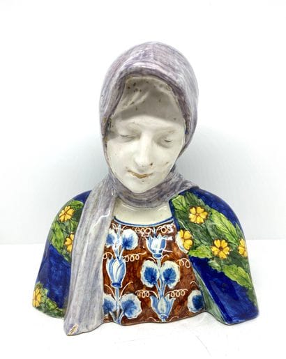 Sujet en porcelaine polychrome dans le gout...