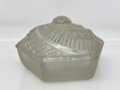 R. LALIQUE

Petit boite couverte.

Dim. :...