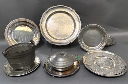 Lot de plats et pièces de forme en étain...