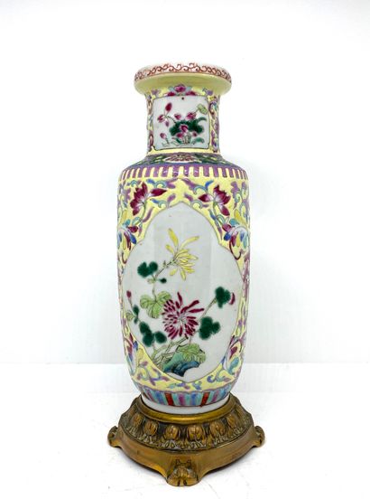Vase en porcelaine décoré en émaux chinois,...