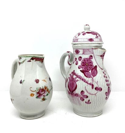 Ensemble de deux pichets en porcelaine. Un...