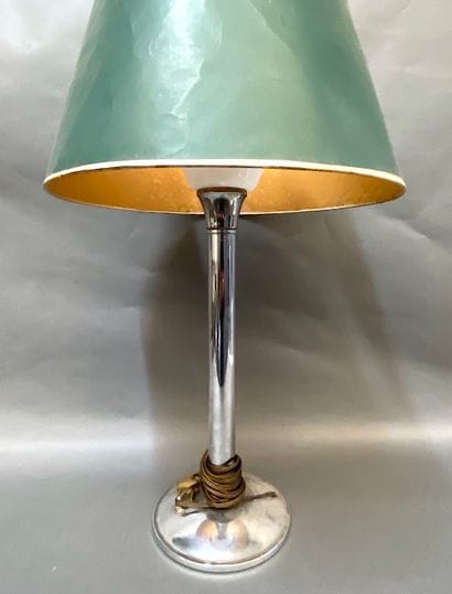 Pied de lampe en métal chromé.

Travail moderne.

H....