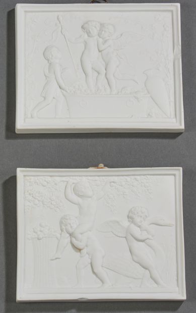 Paire de plaques en biscuit représentant...