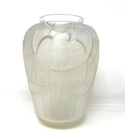 SABINO

Vase en verre opalescent à décor...
