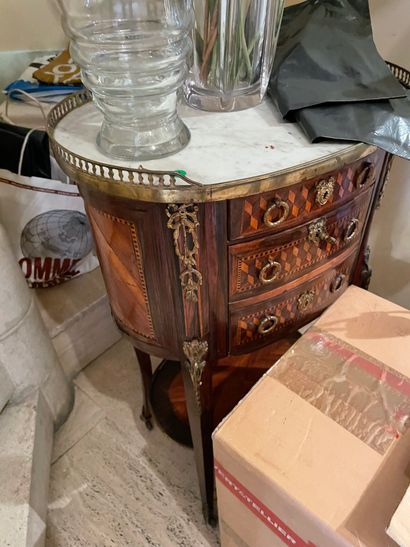 Table de salon ouvrant à trois tiroirs en...