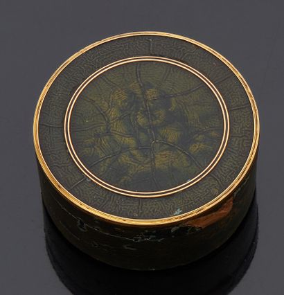 Petite boite ronde laquée à décor de putti,...