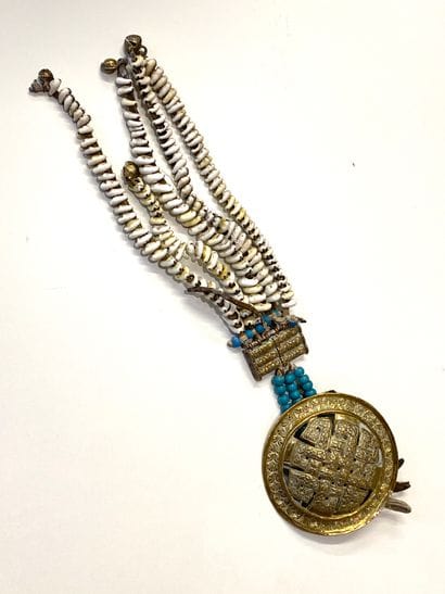 Collier tribal composé d'un médaillon central...