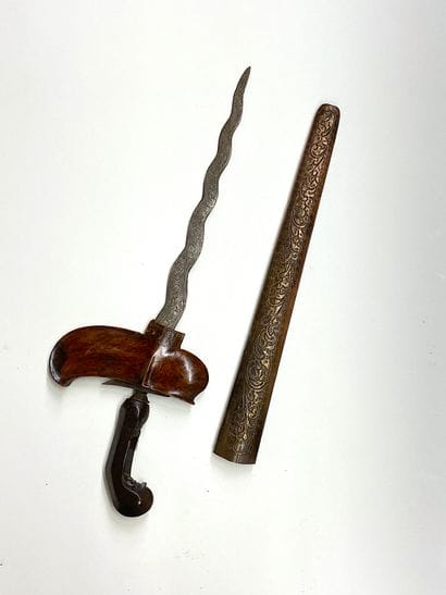 Kriss à poignée en bois sculpté et lame en...