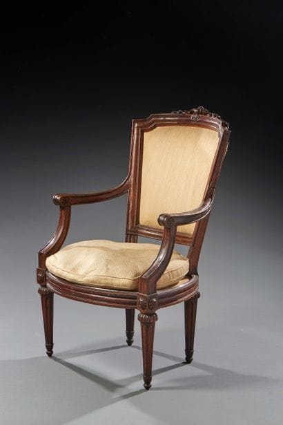 Fauteuil en noyer mouluré et sculpté à décor...