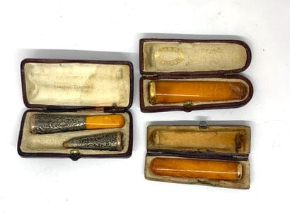 ENSEMBLE DE TROIS FUME-CIGARETTES en ambre...