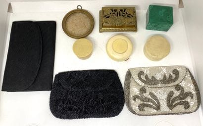 Lot d'objets comprenant : un cadre médailon...