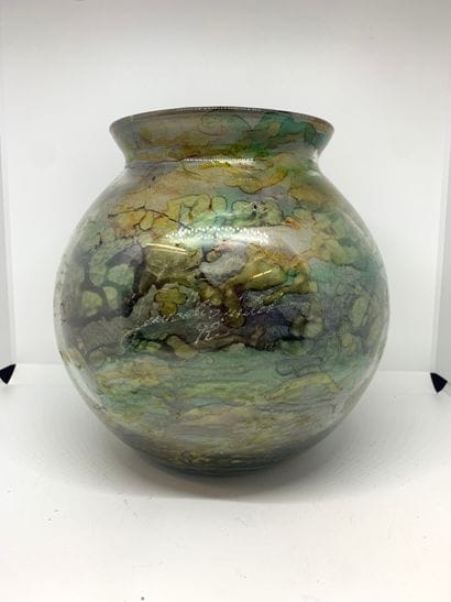 BOUILLET. Vase en verre églomisé. Signé 

H....
