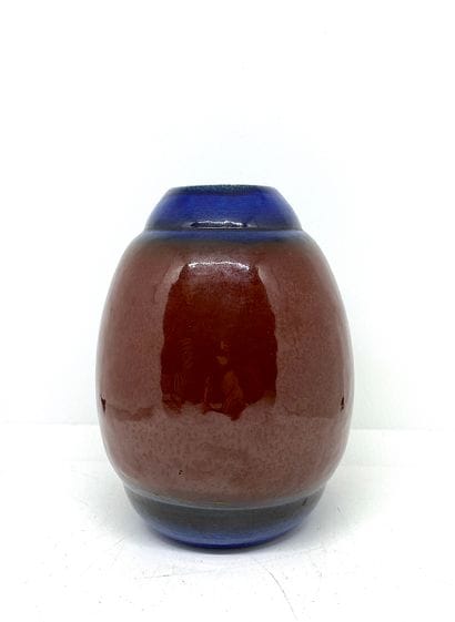 Petit vase en faïence à glaçure sang de bœuf.

Marque...