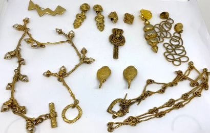 Lots de bijoux fantaisie en métal doré.