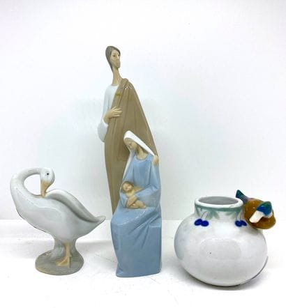 Ensemble de trois porcelaines modernes comprenant...