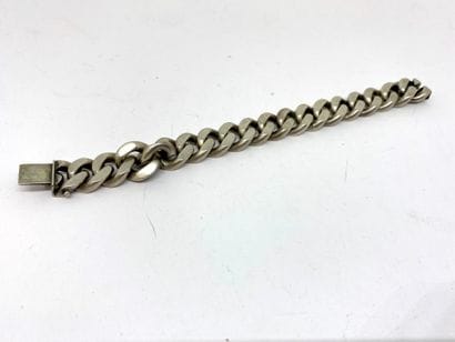 Bracelet en argent à maille gourmette.

Poids...