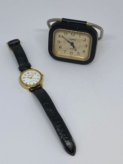Ensemble comprenant une montre et un rév...