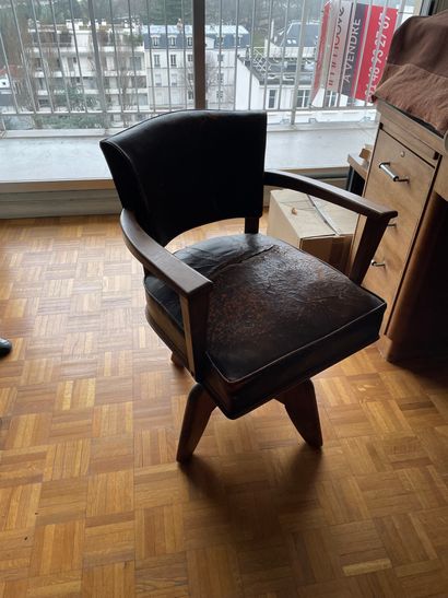 Fauteuil de bureau à assise sur filetage....