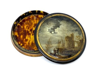Boite ronde, le couvercle en fixé sous verre...