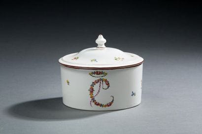 BOITE EN PORCELAINE DE NYNPHENBURG, FIN XVIII...