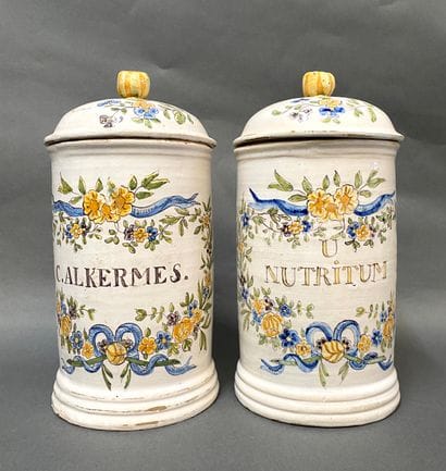 Deux pots à pharmacie couvert en faience...