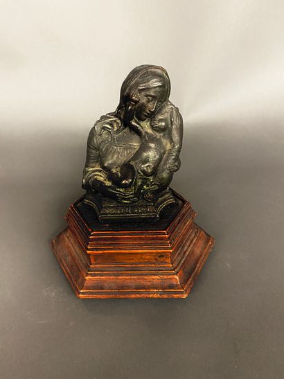 Vierge à l'enfant en bronze sur un socle...