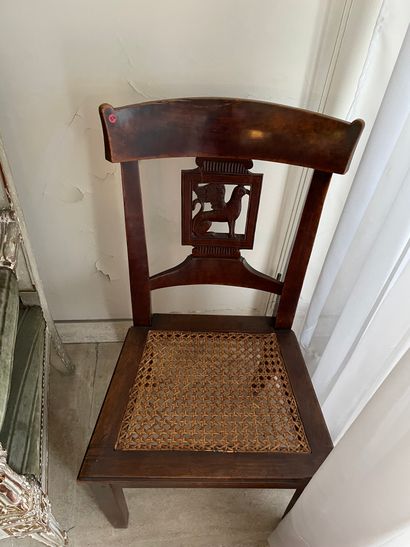Chaise à dossier ajouré et assise paillée....