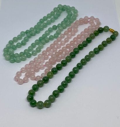 Ensemble de trois colliers en perles de pierres...