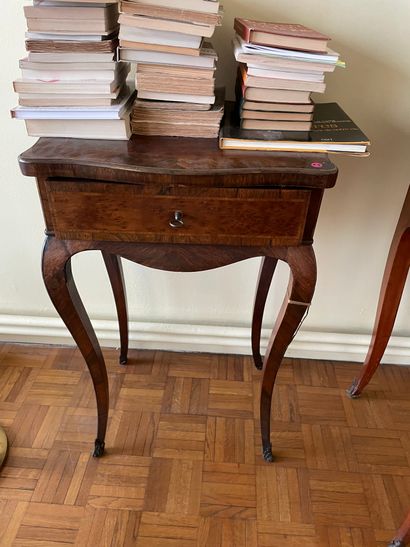 Petite table travailleuse en marquèterie...