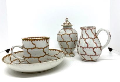 CHINE

Ensemble en porcelaine comprenant...