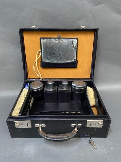 Valise de toilette contenant des flacons...
