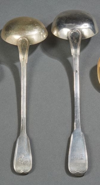Deux louches en argent, modèle à filets.

Poinçon...
