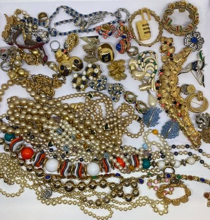 Important ensemble de bijoux fantaisie.