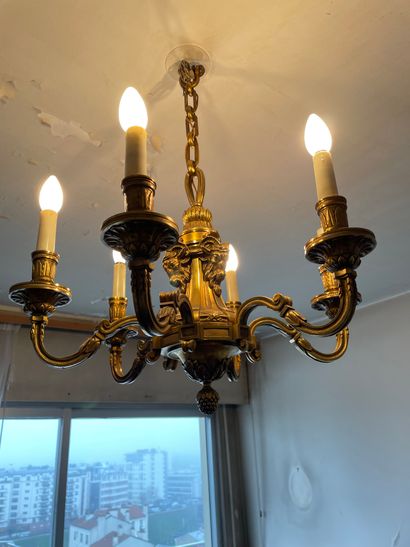 Lustre en bronze doré à cinq lumières à décor...