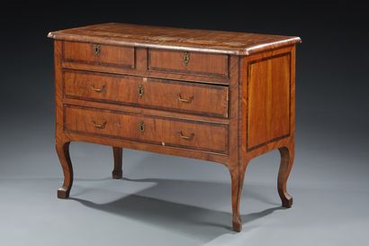 Commode marquetée en olivier de fil dans...