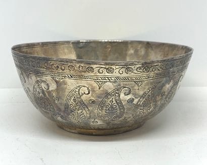 Grande coupe en métal à décor incisé de feuilles...