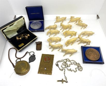 Lot d'objets comprenant : deux médailles...