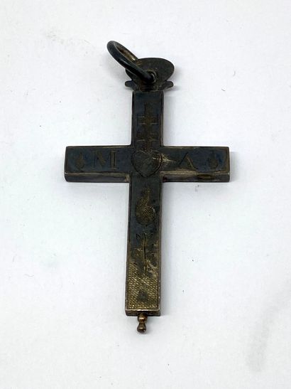 Petite croix régionaliste en argent.

Poinçon...