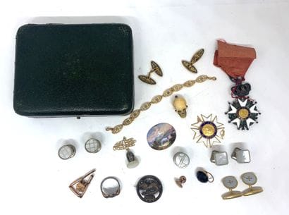 Petit ensemble de breloques diverses dont...
