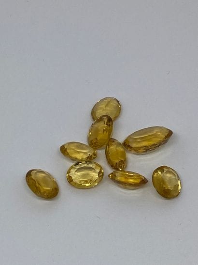 Ensemble de neuf citrines ovales en chute

Poids...