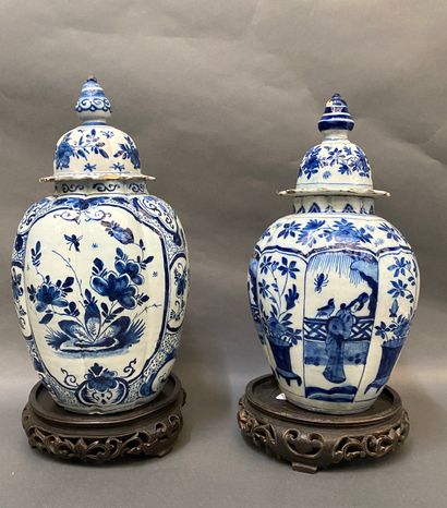 DELFT

Deux vases couverts en faience à décor...