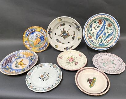 Ensemble de plats en faience divers dont...
