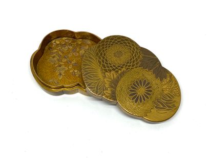 JAPON

Boite en bois laqué à décor de fleurs.

...