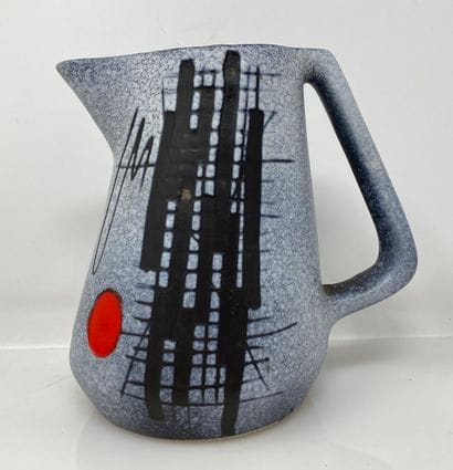 Pichet en céramique à décor géométrique.

Vers...