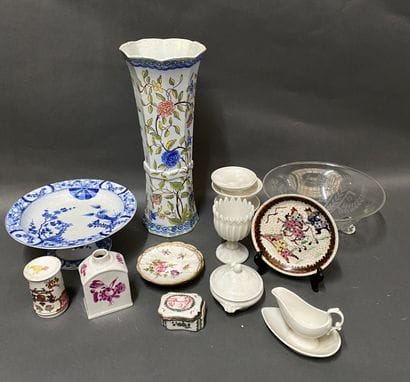 Ensemble de porcelaines et faiences dont...