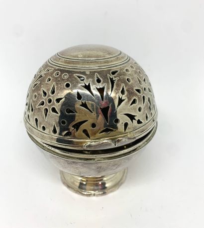 Boule à éponge, en métal argenté. Fin XVIIIe.

H....